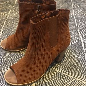 Open toe camel suede Tom’s booties